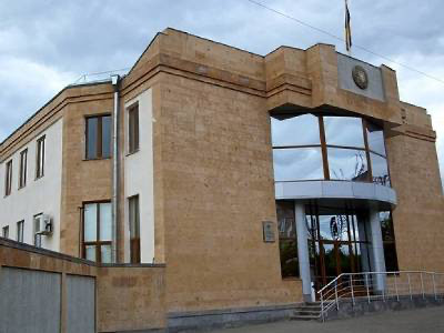 Պարզվել է՝ Չարենցավանի դատարանում 24 քաղաքացիների մասնակցությամբ տեղի ունեցած ծեծկռտուքի մասնակիցների ինքնությունը