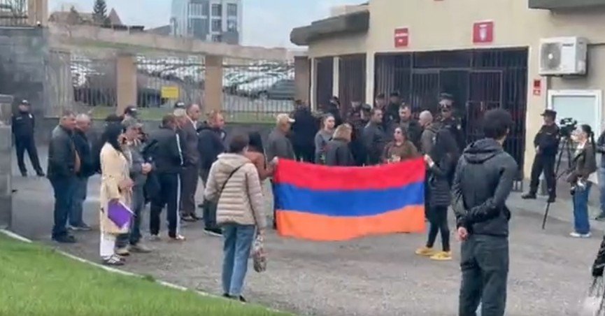 Ժամկետային զինծառայողների ծնողները պահանջում են, որ ավելի վաղ զորակոչված իրենց երեխաները նույնպես 1.5 տարի ծառայեն