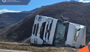Տաթև-Տանձատափ ավտոճանապարհին «Mercedes-Benz» բեռնատարը դուրս է եկել ճանապարհի երթևեկելի հատվածից և կողաշրջվել