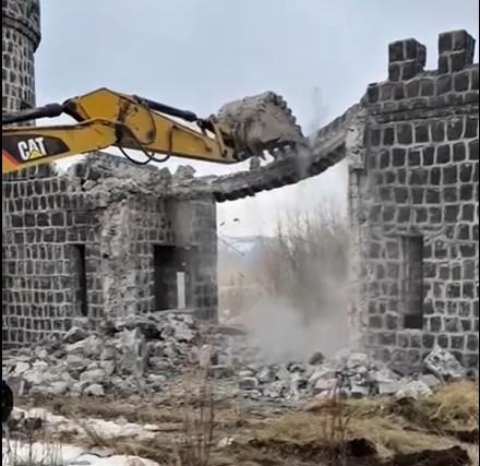 Սևանա լճի՝ բացարձակ նիշից ցածր հողամասերում ապամոնտաժվել է 65 շենք շինություն`այդ թվում՝ Սեյրան Օհանյանի առանձնատան պարիսպները և թեքահարթակը. դատախազություն