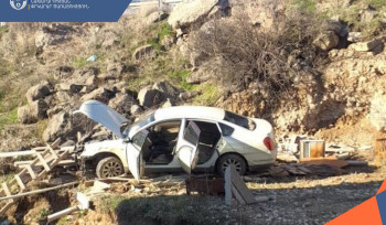 «Nissan»-ը Արտաշատ-Սևան խճուղում դուրս է եկել երթևեկելի գոտուց և հայտնվել ձորակում