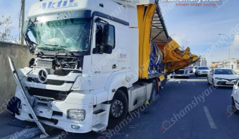 Երևանում թուրքական համարանիշներով բեռնատարը բախվել է մեկ այլ բեռնատարի, ապա փլnւզել բնակչի տան քարե պարիսպը