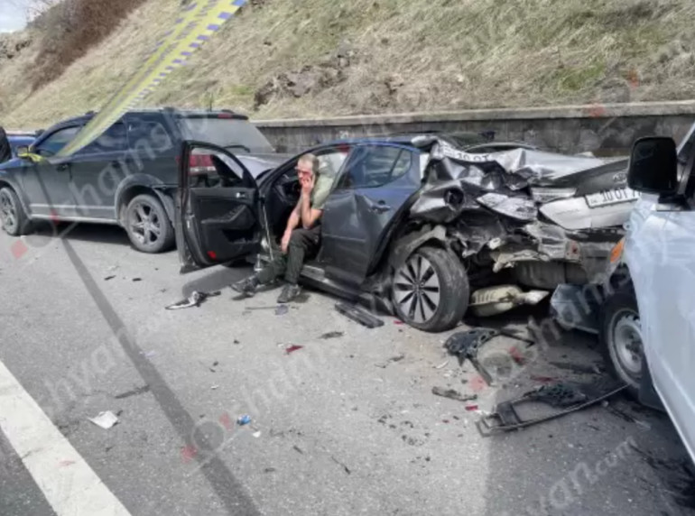 «Արծվի թևերի» մոտ «Nissan»-ը բախվել է կայանված «Kia»-ին, վերջինն էլ՝ «Dodge»-ին․ կա 4 վիրավnր