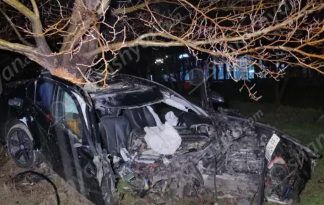 Երևանում 15-ամյա աղջիկը «BMW»-ով բախվել է հաստաբուն ծառին. հիվանդանոց տեղափոխվելիս հայտնել է՝ «ընկերս ինձ մերժեց, դրա համար որոշեցի իմ կյանքին վերջ տալ»