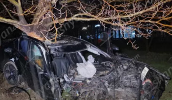 Երևանում 15-ամյա աղջիկը «BMW»-ով բախվել է հաստաբուն ծառին. հիվանդանոց տեղափոխվելիս հայտնել է՝ «ընկերս ինձ մերժեց, դրա համար որոշեցի իմ կյանքին վերջ տալ»