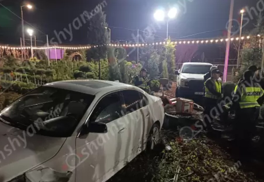 Արշակունյաց պողոտայում «BMW»-ն մխրճվել է ծաղկի սրահի առջև տեղադրված ծաղկամանների մեջ