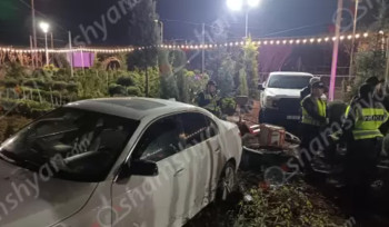 Արշակունյաց պողոտայում «BMW»-ն մխրճվել է ծաղկի սրահի առջև տեղադրված ծաղկամանների մեջ