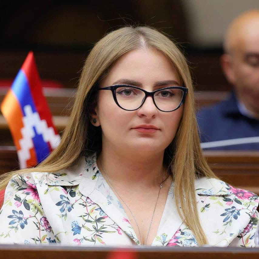 Տեսա՞ք Փաշինյանին ու իրեն ուղեկցող «թափառող խմբին»՝ մի՛ մոտեցեք, հիշե՛ք, նրա հետ խոսակցությունը կարող է ավարտվել կա՛մ բանտում, կա՛մ հիվանդանոցում. Քրիստինե Վարդանյան