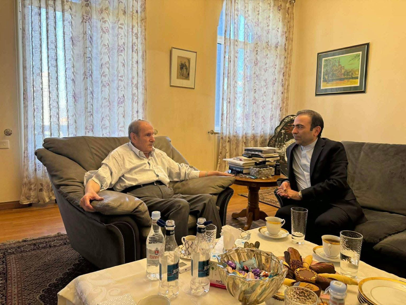 Լեւոն Տեր-Պետրոսյանն իր առանձնատանը հյուրընկալել է Իրանի դեսպանին