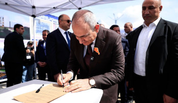 Փաշինյանը և Արթուր Աբրահամը Արթուր Աբրահամի անվան մանկապատանեկան մարզահամալիրի հիմնարկեքի արարողությանը ստորագրել են սերունդներին ուղղված ուղերձը