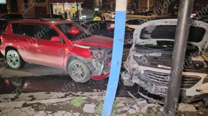 Երևանում բախվել են «Lexus RX350»-ը, «Toyota RAV4»-ը և  «Hyundai Sonata»-ն․ 1 հոգի դիմել է հիվանդանոց