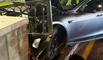 Երևանում «Tesla»-ն դուրս է եկել երթևեկելի գոտուց, անցել բազալտե եզրաքարի վրայով և կոտրել երկաթե պաշտպանիչ ցանկապատը․ վարորդը եղել է ոչ սթափ
