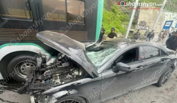 Երևանում բախվել են «Mercedes CLS»-ը, «Jaguar»-ը, թիվ 53 երթուղու ավտոբուսն ու «Toyota»-ն. «Jaguar»-ը կոտրել է բաժանարար գոտու բետոնե պաշտպանիչ պատը և հայտնվել հանդիպակաց երթևեկելի գոտում. կան վիրավորներ.