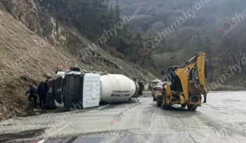 Դիլիջանի ոլորաններում բետոնախառնիչը բախվել է հողաթմբին և կողաշրջված հայտնվել երթևեկելի գոտում