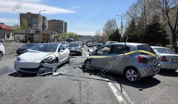 «Հարսնաքար» ռեստորանային համալիրի մոտ բախվել են «BMW X5», «Tesla» և «Toyota»-ն