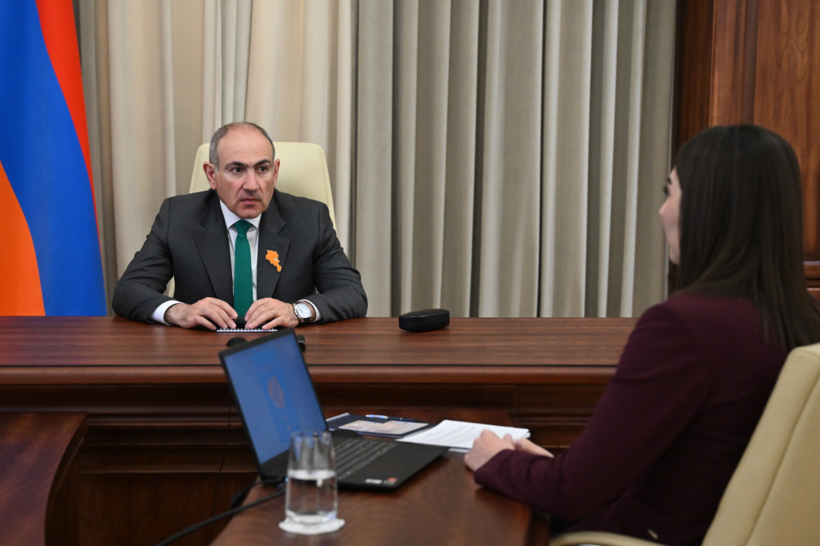 ՀՀ ուրվագծային քարտեզը,  այբուբենը և առաջին հայատառ նախադասությունը․ ՀՀ նոր կենսաչափական անձնագրի տեսքն են քննարկել Փաշինյանն ու Արփինե Սարգսյանը