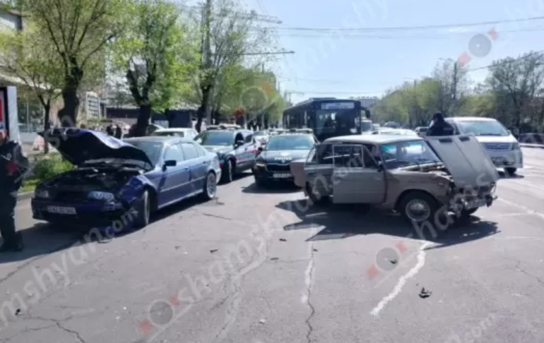 Կոմիտասի պողոտայում բախվել են «BMW»-ն և «ՎԱԶ 2106»-ը