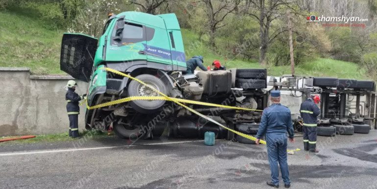 Փամբակում հեղուկ գազ տեղափոխող «Iveco» բեռնատարը բախվել է քարե պատնեշին, ինչի հետևանքով կցորդիչի հատվածը կողաշրջվել է
