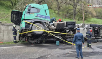 Փամբակում հեղուկ գազ տեղափոխող «Iveco» բեռնատարը բախվել է քարե պատնեշին, ինչի հետևանքով կցորդիչի հատվածը կողաշրջվել է