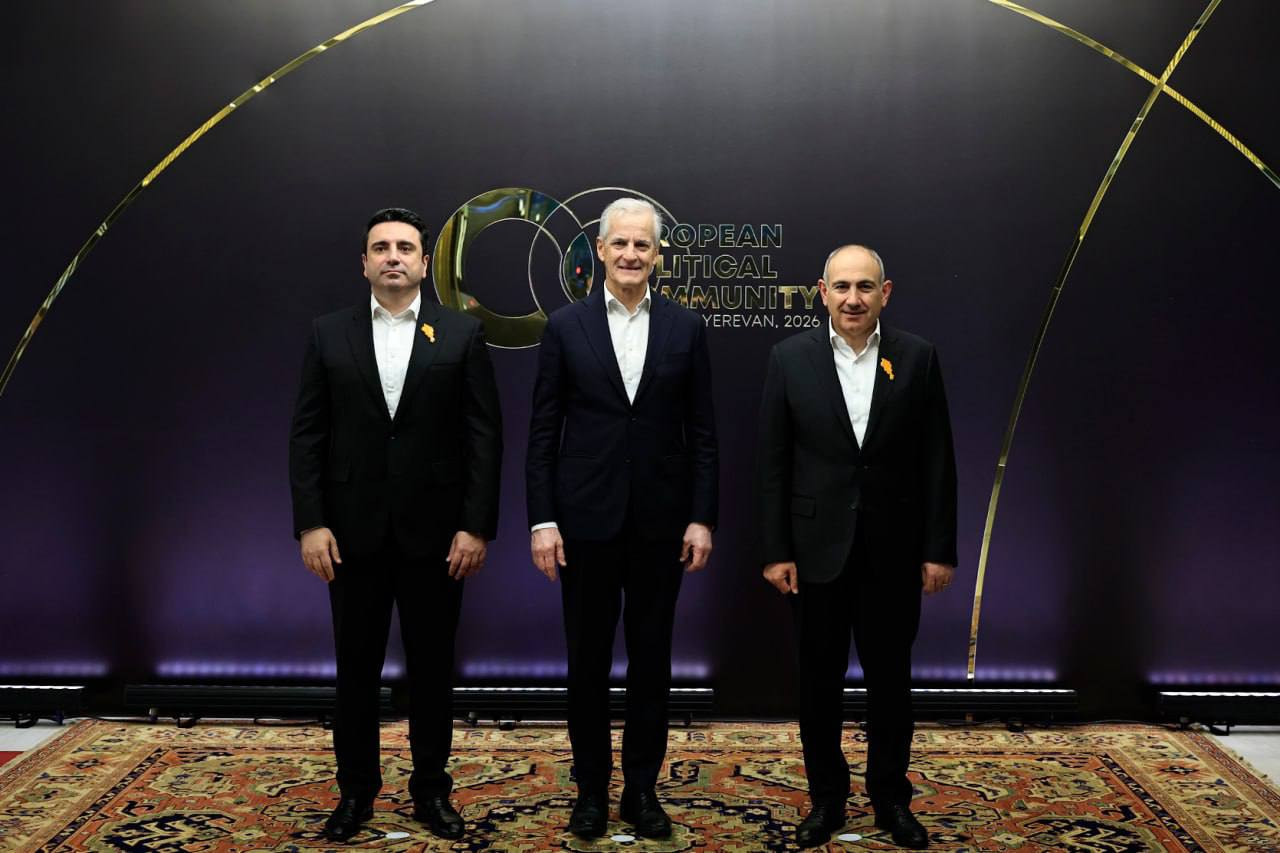 Փաշինյանի անունից ի պատիվ Եվրոպական քաղաքական համայնքի 8-րդ գագաթնաժողովի մասնակից պետությունների նախագահների, կազմակերպությունների ղեկավարների տրվել է ընթրիք