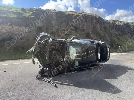 Կոտայքի մարզում«Mercedes»-ը բախվել է հողաթմբին և հայտնվել ճանապարհի մեջտեղում. կա վիրավոր