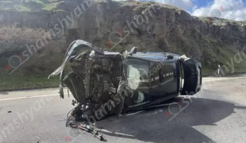 Կոտայքի մարզում«Mercedes»-ը բախվել է հողաթմբին և հայտնվել ճանապարհի մեջտեղում. կա վիրավոր