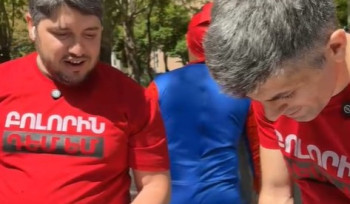 «Բոլորին դեմ եմ»-ը մեկնարկեց քարոզարշավը` ցեխ շպրտոցիով և խորհուրդներով թռուցիկներով (տեսանյութ)