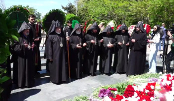 Հոգևոր դասի ներկայացուցիչները,Վեհափառ Հայրաապետի գլխավորությամբ, հարգանքի տուրք են մատուցել նահատակների հիշատակին