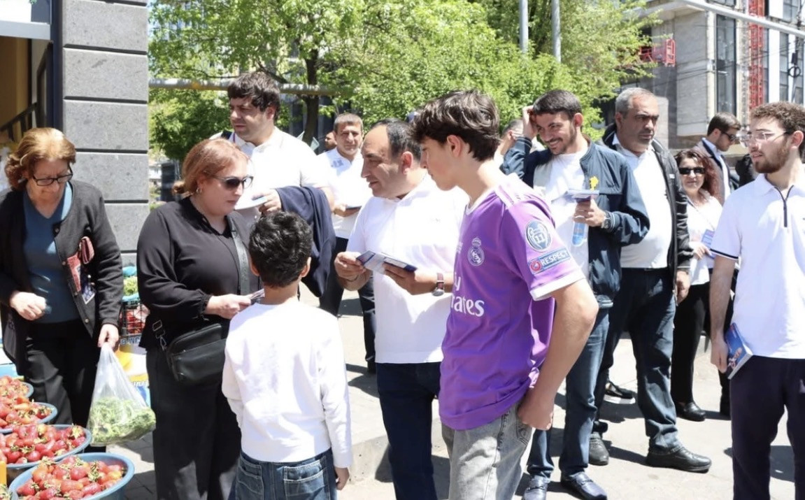 Քանաքեռ- Զեյթունի թաղապետը քարոզում է բնակիչներին ընտրել «Քաղաքացիական պայմանագրին» (լուսանկարներ)