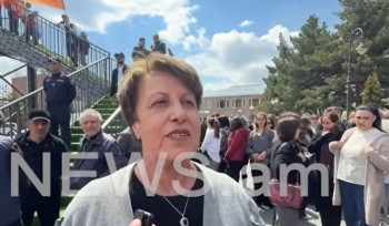 Դասերը հարմարացրել, եկել ենք․ երեխեքի մոտ վարչապետին տեսնելու ցանկությունը մեծ է․ Ապարանում ուսուցիչներն ու աշակերտները դասի ժամին եկել են դիմավորելու Փաշինյանին