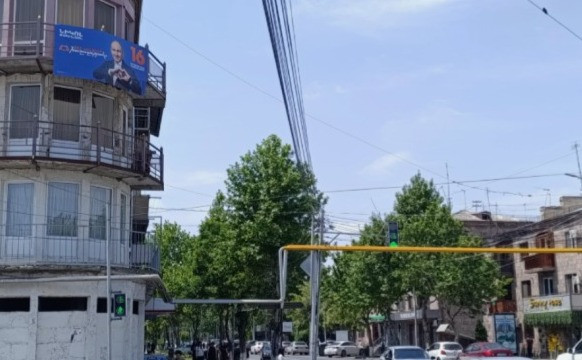 Քարոզչական պաստառ՝ Էջմիածնի բազմաբնակարան շենքի վրա․ Hetq.am