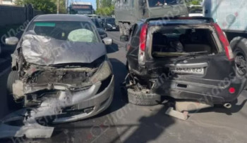 Թևոսյան փողոցում բախվել են պայմանագրային զինծառայողի «Nissan X-Trail»-ը և «Mitsubishi Grandis»-ը․ կա վիրավոր