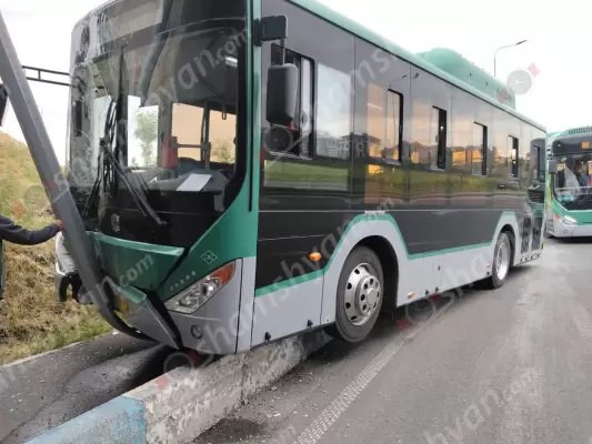 Թիվ 57 երթուղու ավտոբուսը հայտնվել է հետիոտնի համար անցման մայթին և բախվել երկաթե էլեկտրասյանը