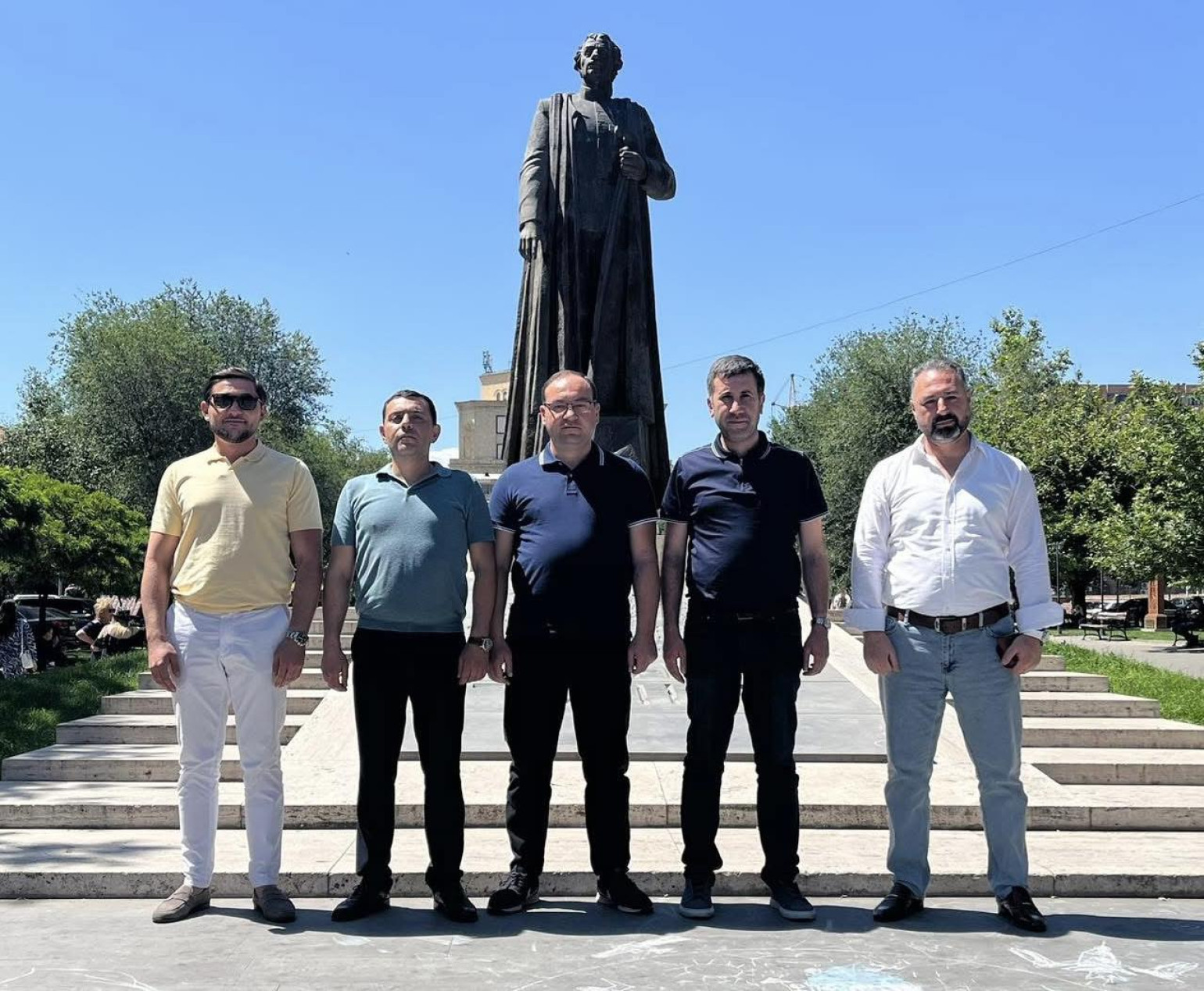 Վարչապետն իր խոսույթում բազմիցս շեշտադրում է արցախյան բարբառը, ինչն անխուսափելիորեն հանգեցնելու է արցախցիների նկատմամբ ատելnւթյան ալիքի. Հինգ իրավապաշտպանների նախաձեռնություն