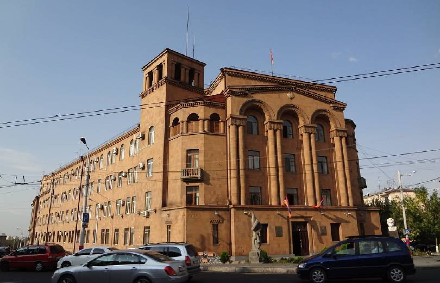 ՆԳՆ քրեական ոստիկանության ծառայողներն ու քննիչները Երևանի 15 հասցեներում խուզարկություններ են իրականացնում