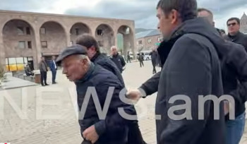 Բերանս մի՛ փակի. Ազատի կացարանում վառված զինվորի պապիկին քաշքշելով հեռացրին Փաշինյանի հավաքի վայրից