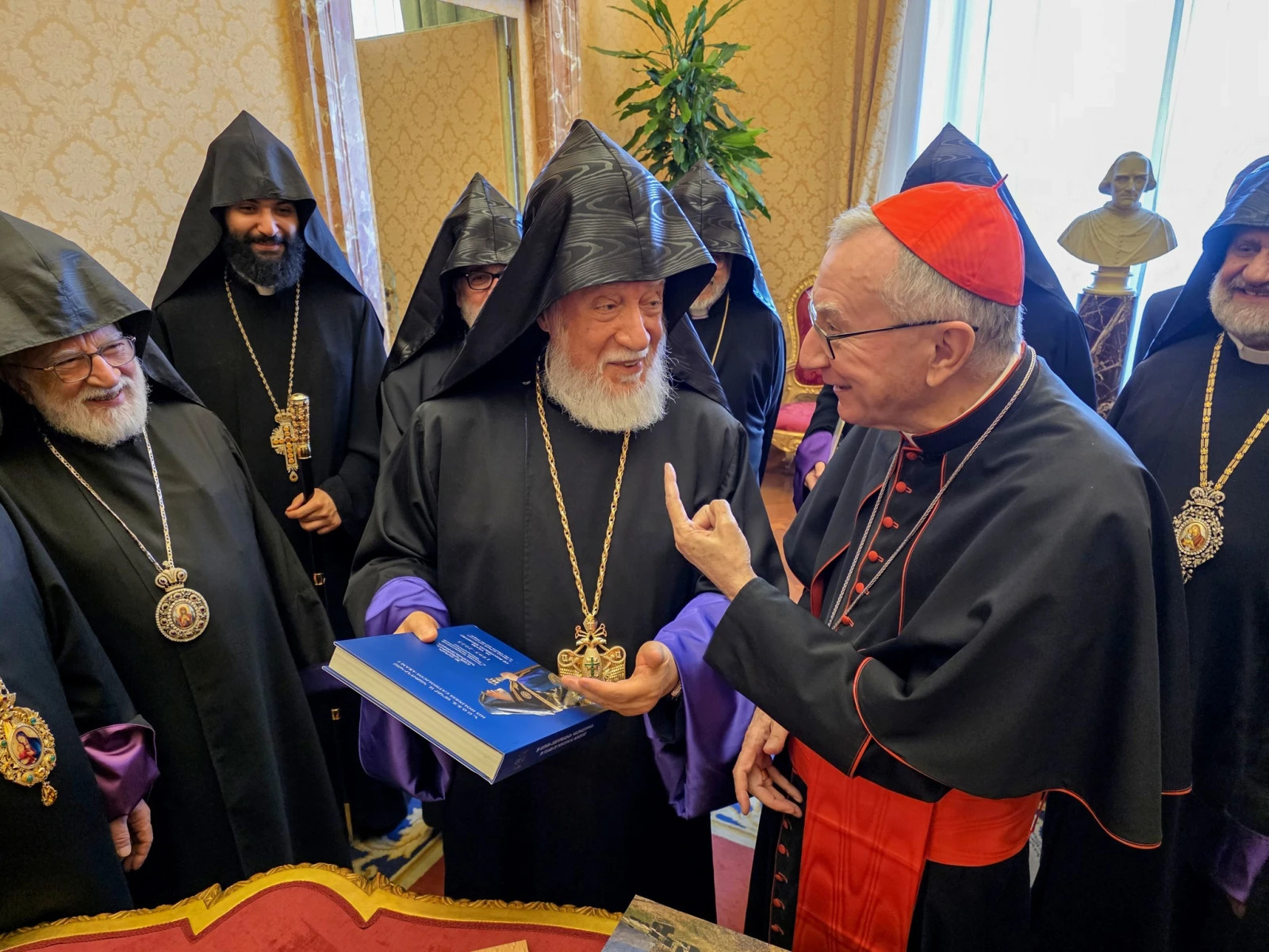 Արամ Ա–ն Վատիկանի պետքարտուղարի հետ քննարկել է արցախցիների վերադարձի ու  գերիների ազատ արձակման մասին