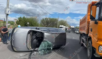 Շիրակի փողոցում բшխվել են «Mercedes»-ն ու 2 «Opel»-ները․ 3 վիրավորներից 2-ը երեխաներ են
