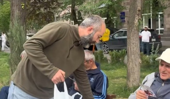 «Բոլորին դեմ եմ»-ի անդամները թան և մածուն են բաժանել Արաբկիրի բնակիչներին թույնից հեշտ ազատվելու համար (տեսանյութ)