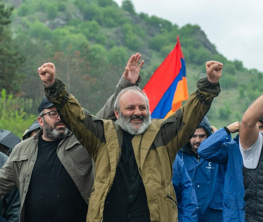 Դատարկ սեղանի շուրջ, բայց Սրբազան Հոր իմաստության ու լավատեսության առատությամբ ԱԱԾ մեկուսարանում նշեցինք Բագրատ Սրբազանի 55-ամյակը․ փաստաբան