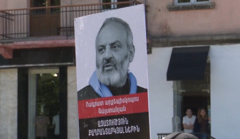 Բագրատ Սրբազանի 55-ամյակը՝ տորթով ու ազատության կոչերով․ ակցիա՝ ԱԱԾ-ի մոտ