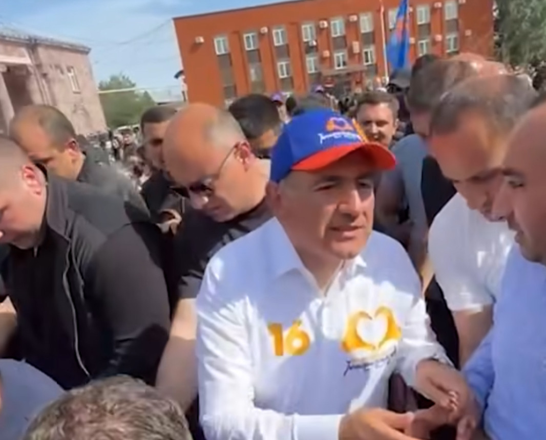 Ինչո՞ւ հանձնեցիր Տիգրանաշենը. քաղաքացիները՝ Փաշինյանին