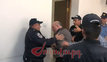 Հրմշտոց՝ Վարդան Ղուկասյանի և ոստիկանների միջև դատարանում