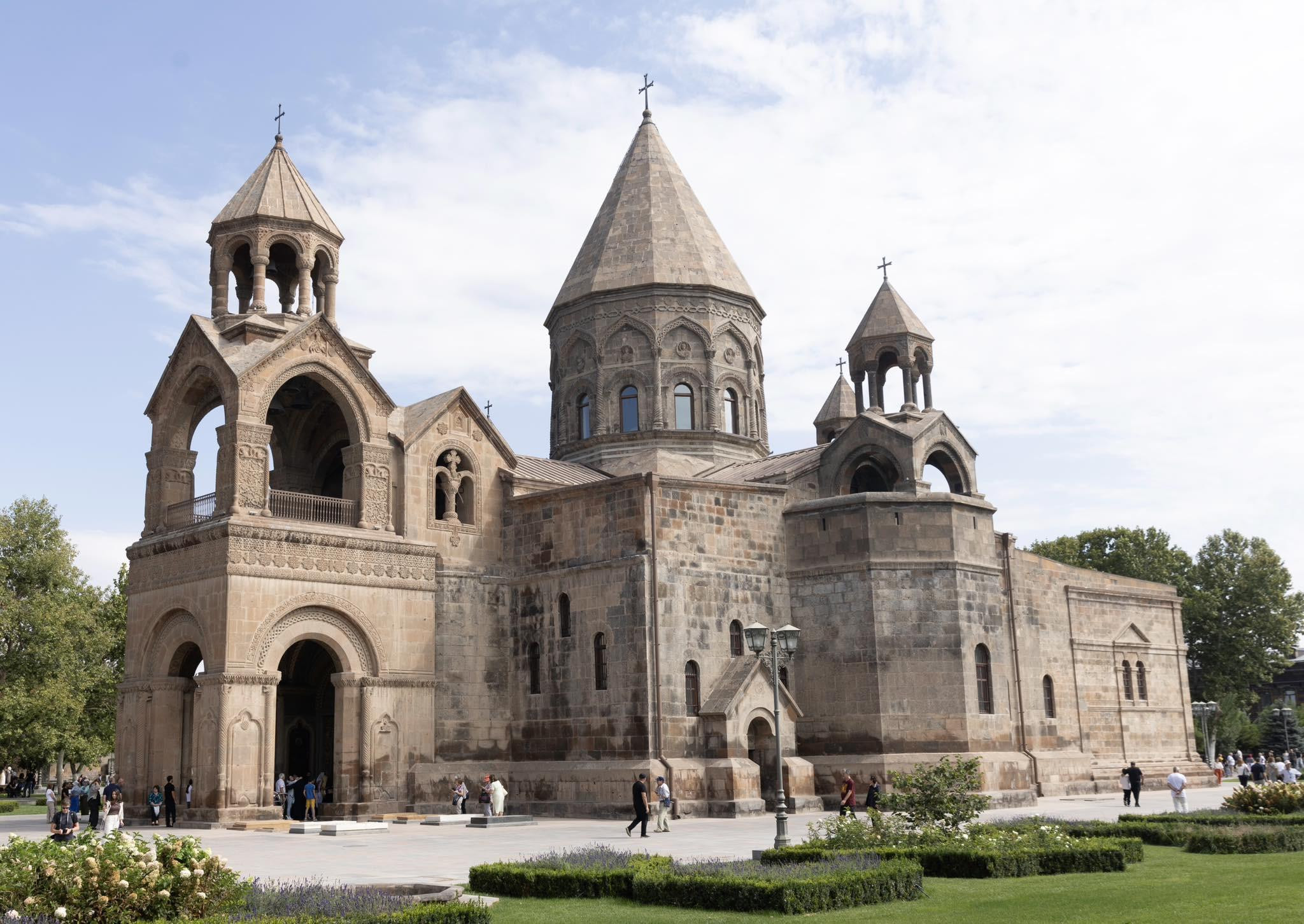 Երկրպագության համար դուրս կբերվեն Սուրբ Էջմիածնի սրբազան մասունքներ