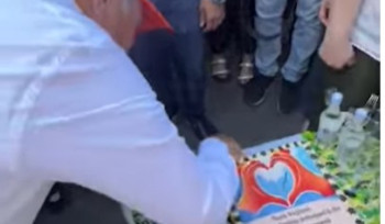 «Հլը մի՛ բրդեք, շուռ տվիք սեղանը», «Ուռա՛, շնորհավո՛ր». Փաշինյանի համար սրտիկով տորթ էին պատրաստել (տեսանյութ)