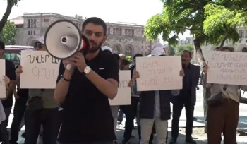 Նվեր արա գնա․ ՀՅԴ–ականների ակցիան՝ կառավարության դիմաց