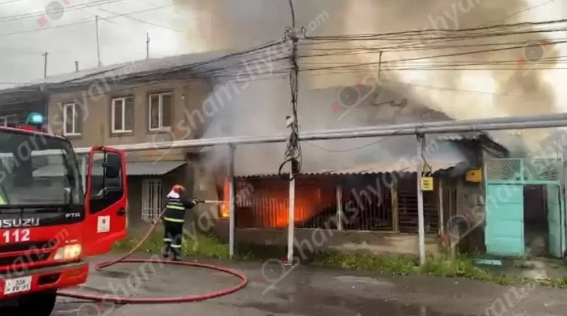 Երևանի տներից մեկում հրդեհ է բռնկվել․ կրակն ու ծուխը տեսանելի էին մի քանի հարյուր մետրից