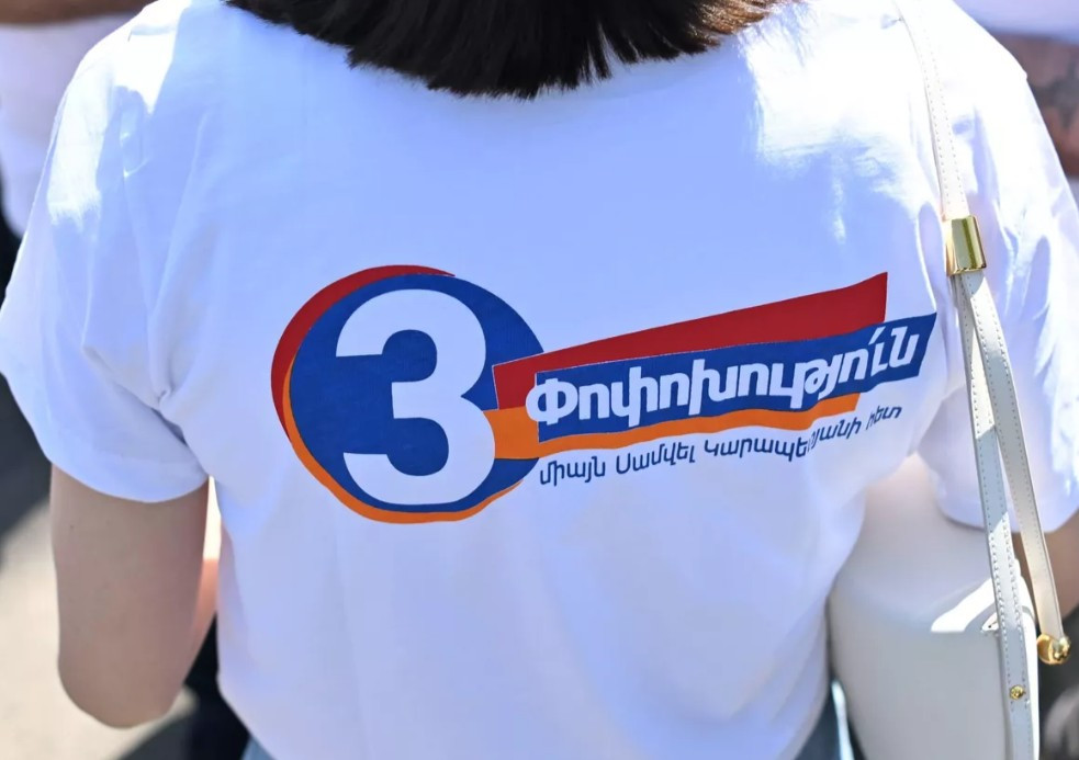 Դիմակավորված ուժայինները շրջափակել են «Ուժեղ Հայաստան»-ի Գյումրու գրասենյակը