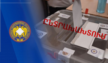 Համատիրության նախագահը ընտրողների ցուցակով մոտեցել է քվեարկությանը մասնակցած քաղաքացիներին