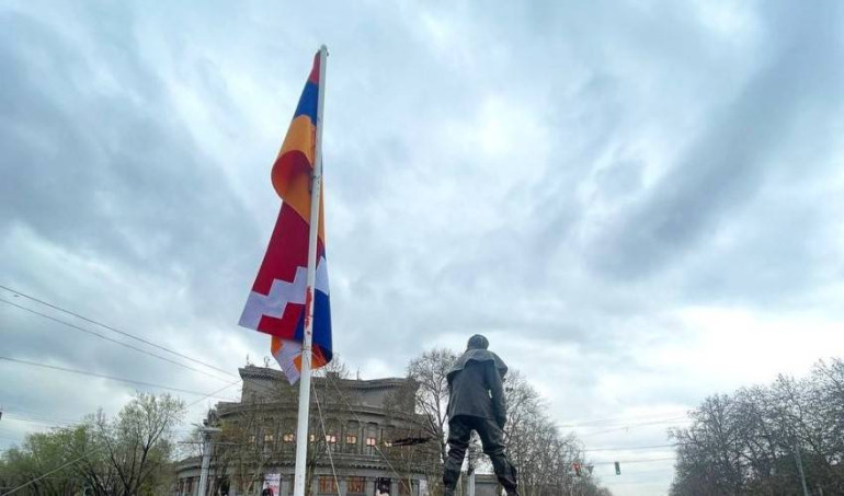 Երևանի Ֆրանսիայի հրապարակից հեռացրել են Արցախի դրոշը